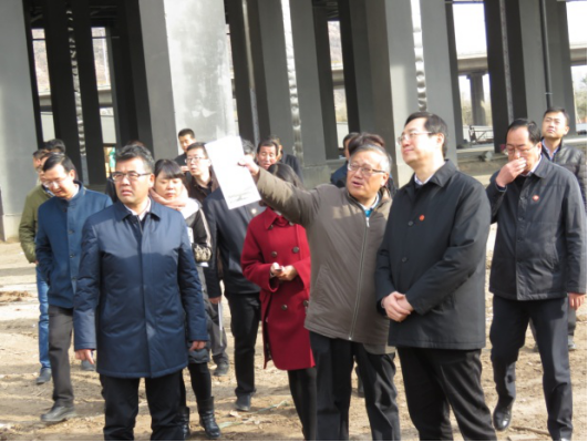 省委常委、西寧市委書記王曉在青海省物產(chǎn)集團(tuán)總公司黨委書記、總經(jīng)理王玉輝陪同下，深入青海物產(chǎn)朝陽物流園區(qū)。